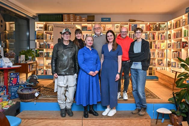 Minifestival AH0J (Literaturfestival) - Tschechien setzt über - der Kulturinitiative Literaturschiff, in der Buchhandlung Kurdirektion in Bad Ischl. Lesungen und Gespräche in Korrespondenz zum Gastauftritt Tschechiens auf der Frankfurter Buchmesse 2026. Es liest die tschechische Schriftstellerin Anna Bloch-Stickova (Bloch-Å tiÄkova). Die Veranstaltung wird moderiert von Michael Stavaric, fotografiert am 02.10.26. Das Bild zeigt v.l.n.r.: Moderator Michael Stavaric (StavariÄ), Moderatorin Julia Miesenböck, Schriftstellerin Anna Bloch-Stickova (Bloch-Å tiÄkova), Schriftsteller Michal Ajvaz, Konsekutivübersetzerin Lena Kurz, Veranstalter Christian Gsöllradl-Samhabber, Mitarbeiterin Buchhandlung 2026 - Minifestival AH0J (Literaturfest