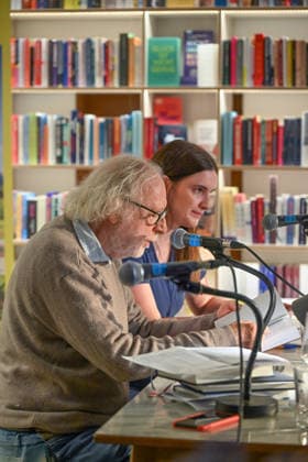 Minifestival AH0J (Literaturfestival) - Tschechien setzt über - der Kulturinitiative Literaturschiff, in der Buchhandlung Kurdirektion in Bad Ischl. Lesungen und Gespräche in Korrespondenz zum Gastauftritt Tschechiens auf der Frankfurter Buchmesse 2026. Es liest die tschechische Schriftstellerin Anna Bloch-Stickova. Die Veranstaltung wird moderiert von Michael Stavaric, fotografiert am 02.10.26. Das Bild zeigt den Schriftsteller Michal Ajvaz mit der Konsekutivbersetzerin Lena Kurz. 2026 - Minifestival AH0J (Literaturfestival) - Tschechien setzt über - der Kulturinitiative Literaturschiff, in der Buchhandlung Kurdirektion in Bad Ischl. Lesungen und Gespräche in Korrespondenz zum Gastauftritt Tschechiens auf der Frankfurter Buchmesse 202