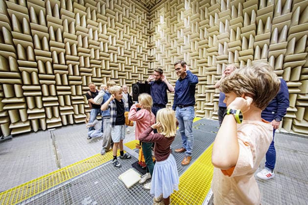 03.10.2026. Düsseldorf. Beim diesjährigen TürenAuf-Tag mit der Maus erleben Kinder und Eltern in einem schalltoten Raum der Hochschule Düsseldorf verblüffende akustische Experimente. Düsseldorf Hochschule, Münsterstraße Nordrhein-Westfalen Deutschland