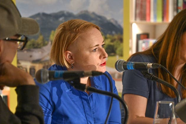 Minifestival AH0J (Literaturfestival) - Tschechien setzt über - der Kulturinitiative Literaturschiff, in der Buchhandlung Kurdirektion in Bad Ischl. Lesungen und Gespräche in Korrespondenz zum Gastauftritt Tschechiens auf der Frankfurter Buchmesse 2026. Es liest die tschechische Schriftstellerin Anna Bloch-Stickova (Bloch-Å tiÄkova). Die Veranstaltung wird moderiert von Michael Stavaric, fotografiert am 02.10.26, fotografiert am 02.10.26. Das Bild zeigt die Schriftstellerin Anna Bloch-Stickova (Bloch-Å tiÄkova (Bloch-Å tiÄkova) 2026 - Minifestival AH0J (Literaturfestival) - Tschechien setzt über - der Kulturinitiative Literaturschiff, in der Buchhandlung Kurdirektion in Bad Ischl. Lesungen und Gespräche in Korrespondenz zum Gastau