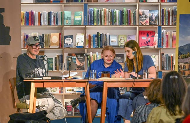 Minifestival AH0J (Literaturfestival) - Tschechien setzt über - der Kulturinitiative Literaturschiff, in der Buchhandlung Kurdirektion in Bad Ischl. Lesungen und Gespräche in Korrespondenz zum Gastauftritt Tschechiens auf der Frankfurter Buchmesse 2026. Es liest die tschechische Schriftstellerin Anna Bloch-Stickova Bloch-Å tiÄkova). Die Veranstaltung wird moderiert von Michael Stavaric (StavariÄ), fotografiert am 02.10.26., fotografiert am 02.10.26. Das Bild zeigt v.l.n.r: Moderator Michael Stavaric (StavariÄ), die Schriftstellerin Anna-Bloch-Stickova (Bloch-Å tiÄkova) mit der Konsekutivbersetzerin Lena Kurz 2026 - Minifestival AH0J (Literaturfestival) - Tschechien setzt über - der Kulturinitiative Literaturschiff, in der Buchhandl