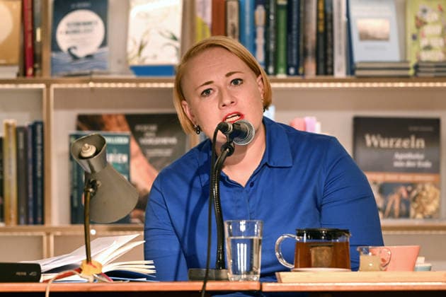 Minifestival AH0J (Literaturfestival) - Tschechien setzt über - der Kulturinitiative Literaturschiff, in der Buchhandlung Kurdirektion in Bad Ischl. Lesungen und Gespräche in Korrespondenz zum Gastauftritt Tschechiens auf der Frankfurter Buchmesse 2026. Es liest die tschechische Schriftstellerin Anna Bloch-Stickova (Bloch-Å tiÄkova). Die Veranstaltung wird moderiert von Michael Stavaric, fotografiert am 02.10.26., fotografiert am 02.10.26. Das Bild zeigt die Schriftstellerin Anna Bloch-Stickova (Bloch-Å tiÄkova) 2026 - Minifestival AH0J (Literaturfestival) - Tschechien setzt über - der Kulturinitiative Literaturschiff, in der Buchhandlung Kurdirektion in Bad Ischl. Lesungen und Gespräche in Korrespondenz zum Gastauftritt Tschechien
