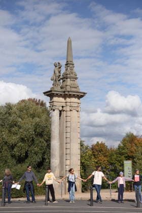 Demonstranten während einer Menschenkette für Klimaschutz und Demokratie auf der Glienicker Brücke in Potsdam, 3. Oktober 2026. Es brennt! Menschenkette Potsdam