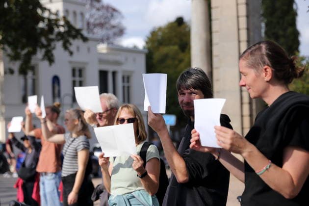 Demonstranten während einer Menschenkette für Klimaschutz und Demokratie auf der Glienicker Brücke in Potsdam, 3. Oktober 2026. Es brennt! Menschenkette Potsdam