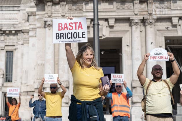 IPA89258911 - Milan, October 3, 2026, Flash Mob by Teachers and Support Staff in Piazza Duca D™Aosta  Copyright: xGiuliaxSciaccax xGiuliaxSciaccax IPA89258911
