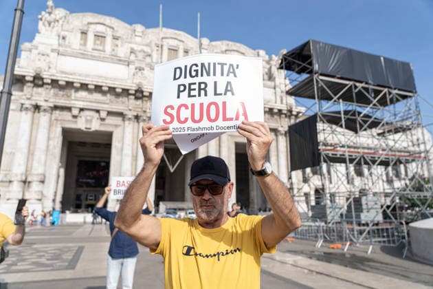 IPA89258927 - Milan, October 3, 2026, Flash Mob by Teachers and ATA Staff in Piazza Duca D™Aosta  Copyright: xGiuliaxSciaccax xGiuliaxSciaccax IPA89258927