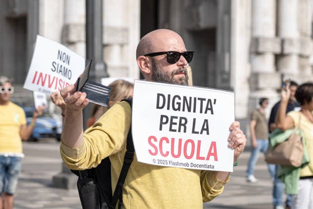 IPA89258942 - Milan, October 3, 2026, Flash Mob by Teachers and ATA Staff in Piazza Duca D™Aosta  Copyright: xGiuliaxSciaccax xGiuliaxSciaccax IPA89258942