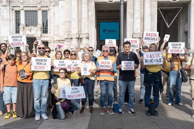 IPA89258948 - Milan, October 3, 2026, Flash Mob by Teachers and ATA Staff in Piazza Duca D™Aosta  Copyright: xGiuliaxSciaccax xGiuliaxSciaccax IPA89258948