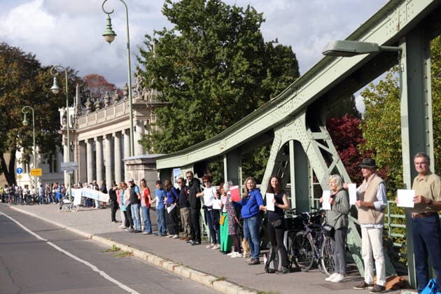 Demonstranten während einer Menschenkette für Klimaschutz und Demokratie auf der Glienicker Brücke in Potsdam, 3. Oktober 2026. Es brennt! Menschenkette Potsdam