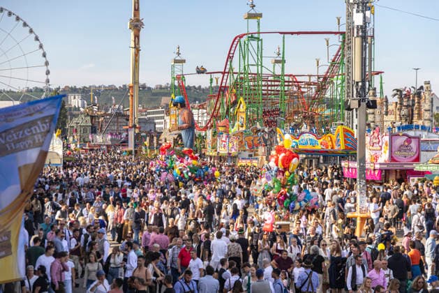 Hochbetrieb auf dem Cannstatter Wasen. Das Cannstatter Volksfest ist nach Angaben der Veranstalter eines der schönsten und größten Volksfeste der Welt. Am Feiertag war das Festgelände sehr gut besucht. Rund drei Millionen Gäste werden insgesamt erwartet. 03.10.2026, Stuttgart, Baden-Württemberg, Deutschland