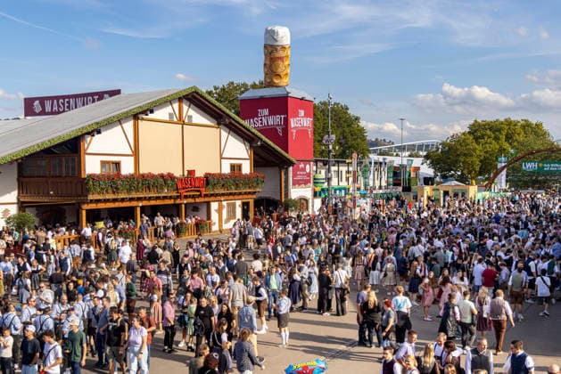 Hochbetrieb auf dem Cannstatter Wasen. Das Cannstatter Volksfest ist nach Angaben der Veranstalter eines der schönsten und größten Volksfeste der Welt. Am Feiertag war das Festgelände sehr gut besucht. Rund drei Millionen Gäste werden insgesamt erwartet. 03.10.2026, Stuttgart, Baden-Württemberg, Deutschland