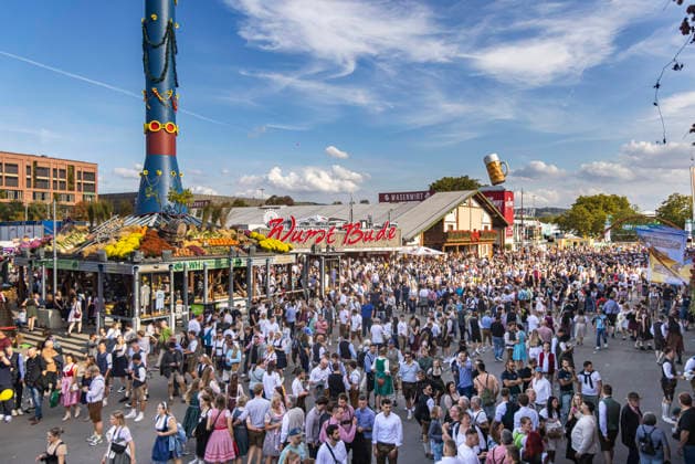 Hochbetrieb auf dem Cannstatter Wasen. Das Cannstatter Volksfest ist nach Angaben der Veranstalter eines der schönsten und größten Volksfeste der Welt. Am Feiertag war das Festgelände sehr gut besucht. Rund drei Millionen Gäste werden insgesamt erwartet. 03.10.2026, Stuttgart, Baden-Württemberg, Deutschland
