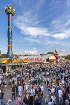Hochbetrieb auf dem Cannstatter Wasen. Das Cannstatter Volksfest ist nach Angaben der Veranstalter eines der schönsten und größten Volksfeste der Welt. Am Feiertag war das Festgelände sehr gut besucht. Rund drei Millionen Gäste werden insgesamt erwartet. 03.10.2026, Stuttgart, Baden-Württemberg, Deutschland