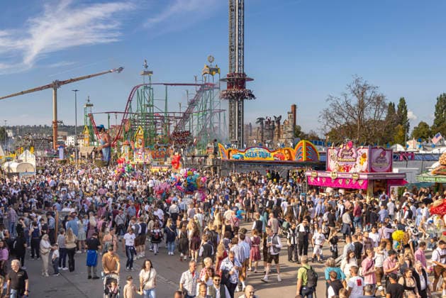 Hochbetrieb auf dem Cannstatter Wasen. Das Cannstatter Volksfest ist nach Angaben der Veranstalter eines der schönsten und größten Volksfeste der Welt. Am Feiertag war das Festgelände sehr gut besucht. Rund drei Millionen Gäste werden insgesamt erwartet. 03.10.2026, Stuttgart, Baden-Württemberg, Deutschland