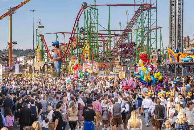 Hochbetrieb auf dem Cannstatter Wasen. Das Cannstatter Volksfest ist nach Angaben der Veranstalter eines der schönsten und größten Volksfeste der Welt. Am Feiertag war das Festgelände sehr gut besucht. Rund drei Millionen Gäste werden insgesamt erwartet. 03.10.2026, Stuttgart, Baden-Württemberg, Deutschland