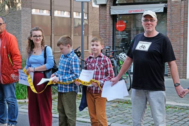 Es brennt! Menschenkette. Aachen, 03.10.2026: Menschenkette der bundesweiten Aktion Es brennt! Die Aachener Menschenkette soll vom Domhof durch die Innenstadt bis nach Kelmis, Belgien reichen. Nach Schätzungen beteiligten sich etwa 3000 Menschen aus verschiedenen Organisationen und Parteien. Aachen Jakobstraße NRW Deutschland