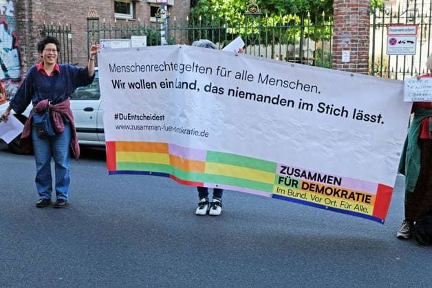 Es brennt! Menschenkette. Aachen, 03.10.2026: Menschenkette der bundesweiten Aktion Es brennt! Die Aachener Menschenkette soll vom Domhof durch die Innenstadt bis nach Kelmis, Belgien reichen. Nach Schätzungen beteiligten sich etwa 3000 Menschen aus verschiedenen Organisationen und Parteien. Aachen Jakobstraße NRW Deutschland