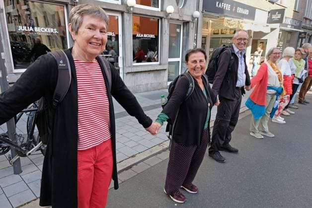 Es brennt! Menschenkette. Aachen, 03.10.2026: Menschenkette der bundesweiten Aktion Es brennt! Die Aachener Menschenkette soll vom Domhof durch die Innenstadt bis nach Kelmis, Belgien reichen. Nach Schätzungen beteiligten sich etwa 3000 Menschen aus verschiedenen Organisationen und Parteien. Aachen Jakobstraße NRW Deutschland