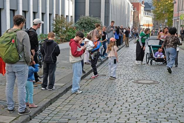 Es brennt! Menschenkette. Aachen, 03.10.2026: Menschenkette der bundesweiten Aktion Es brennt! Die Aachener Menschenkette soll vom Domhof durch die Innenstadt bis nach Kelmis, Belgien reichen. Nach Schätzungen beteiligten sich etwa 3000 Menschen aus verschiedenen Organisationen und Parteien. Aachen Innenstadt Rennbahn NRW Deutschland