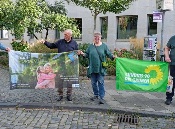Es brennt! Menschenkette. Aachen, 03.10.2026: Menschenkette der bundesweiten Aktion Es brennt! Die Aachener Menschenkette soll vom Domhof durch die Innenstadt bis nach Kelmis, Belgien reichen. Nach Schätzungen beteiligten sich etwa 3000 Menschen aus verschiedenen Organisationen und Parteien. Reiner Priggen (Ex-MdL NRW) und Gisela Nacken (Ex-Beigeordnete der Stadt Aachen) mit Banner Bündnis 90 Die Grünen und Omas for future. Aachen Klappergasse NRW Deutschland