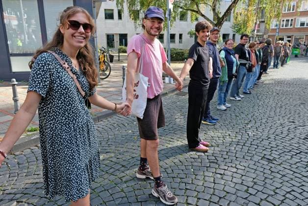 Es brennt! Menschenkette. Aachen, 03.10.2026: Menschenkette der bundesweiten Aktion Es brennt! Die Aachener Menschenkette soll vom Domhof durch die Innenstadt bis nach Kelmis, Belgien reichen. Nach Schätzungen beteiligten sich etwa 3000 Menschen aus verschiedenen Organisationen und Parteien. Aachen Klappergasse NRW Deutschland