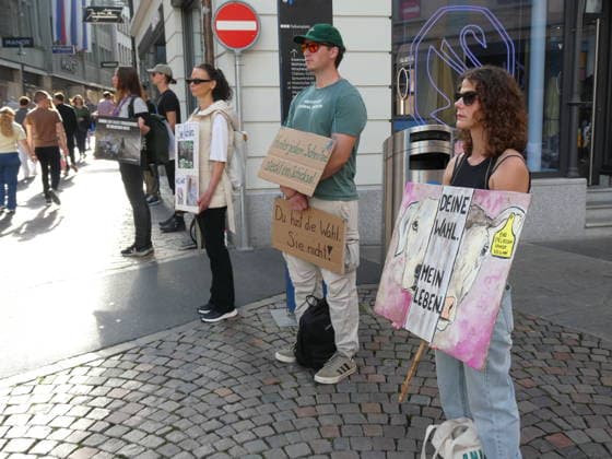 03.10.26 Luzern Schweiz. Demonstranten Tiere,Tierversuche. Bild :Demo und Aktionen gegen Tierversuche und Tierschutz.