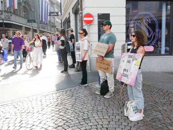 03.10.26 Luzern Schweiz. Demonstranten Tiere,Tierversuche. Bild :Demo und Aktionen gegen Tierversuche und Tierschutz.