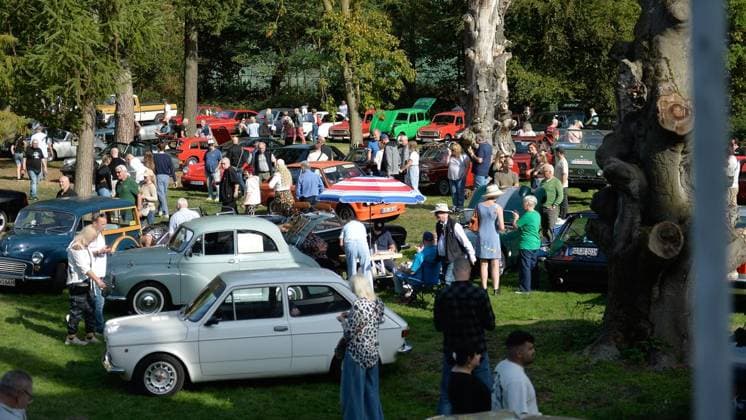 Old- und Youngtimer-Treffen auf Schloss Lauersfort ** NUR FÜR REDAKTIONELLE ZWECKE ** EDITORIAL USE ONLY **<p>Bürger genießen am Samstag, den 03.10.2026, das Old- und Youngtimer-Treffen auf Schloss Lauersfort in Mores. Deutschland NRW Moers Copyright: OleksandrxVoskresenskyi