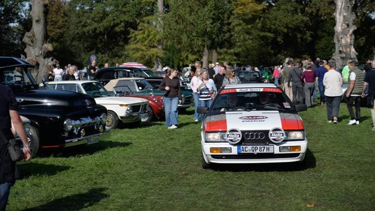 Old- und Youngtimer-Treffen auf Schloss Lauersfort ** NUR FÜR REDAKTIONELLE ZWECKE ** EDITORIAL USE ONLY **<p>Bürger genießen am Samstag, den 03.10.2026, das Old- und Youngtimer-Treffen auf Schloss Lauersfort in Mores. Deutschland NRW Moers Copyright: OleksandrxVoskresenskyi