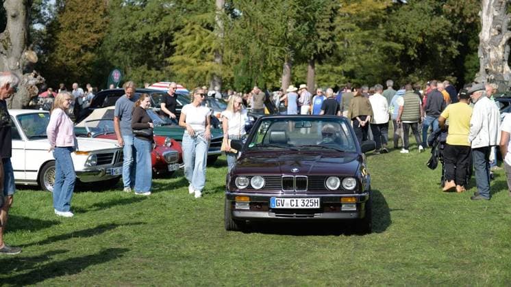 Old- und Youngtimer-Treffen auf Schloss Lauersfort ** NUR FÜR REDAKTIONELLE ZWECKE ** EDITORIAL USE ONLY **<p>Bürger genießen am Samstag, den 03.10.2026, das Old- und Youngtimer-Treffen auf Schloss Lauersfort in Mores. Deutschland NRW Moers Copyright: OleksandrxVoskresenskyi
