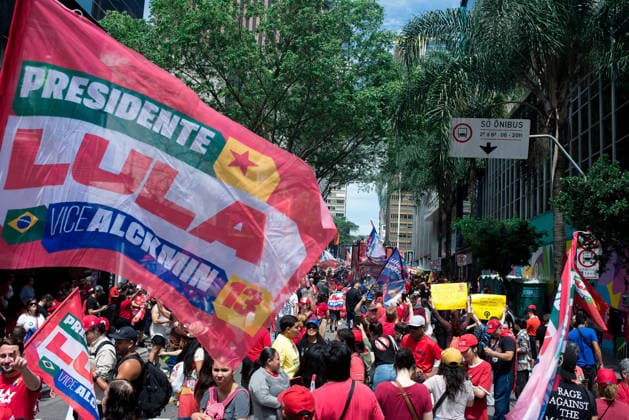 SaO PAULO, SP - 03.10.2026: CAMINHADA REuNE LULA E HADDAD EM SP - President and candidate for re-election Luiz Inacio Lula da Silva participates this Saturday (3), with Fernando Haddad, Simone Tebet and Marina Silva in a campaign walk on Avenida Paulista, in Sao Paulo. In the photo, supporters of President Lula with posters. x3024163x  VincentxBosson