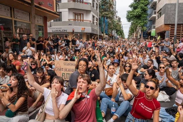 Thousands March for Housing Rights in Gran Canaria LAS PALMAS DE GRAN CANARIA, SPAIN OCTOBER 3, 2026: Thousands of people marched through Las Palmas de Gran Canaria to demand measures addressing the housing crisis, following several days of protest and a camp in Plaza de la Feria. The demonstration set off from the square toward the regional government headquarters, with protesters calling for affordable housing, rent regulation and greater public housing provision. The mobilization took place a day after Spain™s Congress rejected two government decrees containing housing measures. Las Palmas de Gran Canaria Las Palmas Spain Copyright: x xAlexxBashax xJNAxPressx