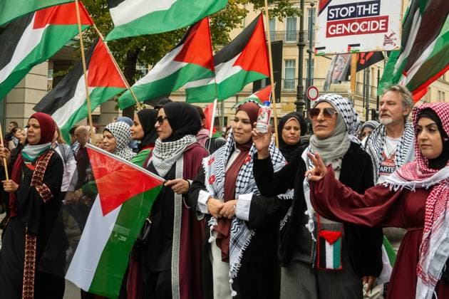 Palestinian and Pro-Palestinian Bloc at Berlin Peace Demonstration BERLIN, GERMANY OCTOBER 3, 2026: Thousands of people took part in a peace demonstration in central Berlin on German Unity Day. A coalition of peace initiatives, trade unions, and political and civil-society groups organized the protest. The demonstrators focused on military rearmament, the possible reintroduction of conscription, and Germany™s military policy. The march began at the Brandenburg Gate and continued through the government district before concluding with a rally. The demonstration brought together participants expressing opposition to Germany™s current and proposed military policies on a national public holiday. Berlin Germany Copyright: x xjessxflomx xJNAxPressx
