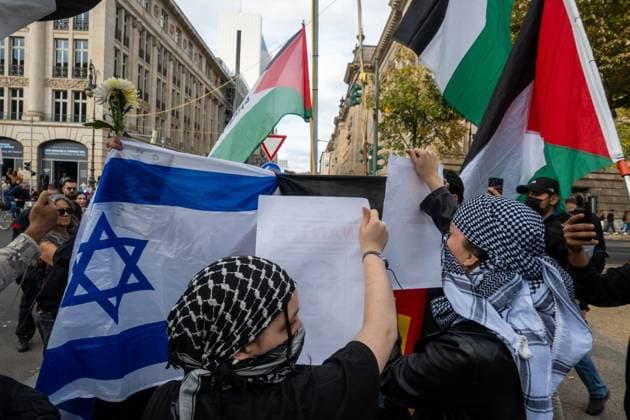 Palestinian and Pro-Palestinian Bloc at Berlin Peace Demonstration BERLIN, GERMANY OCTOBER 3, 2026: Thousands of people took part in a peace demonstration in central Berlin on German Unity Day. A coalition of peace initiatives, trade unions, and political and civil-society groups organized the protest. The demonstrators focused on military rearmament, the possible reintroduction of conscription, and Germany™s military policy. The march began at the Brandenburg Gate and continued through the government district before concluding with a rally. The demonstration brought together participants expressing opposition to Germany™s current and proposed military policies on a national public holiday. Berlin Germany Copyright: x xjessxflomx xJNAxPressx