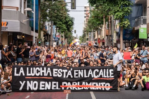 Thousands March for Housing Rights in Gran Canaria LAS PALMAS DE GRAN CANARIA, SPAIN OCTOBER 3, 2026: Thousands of people marched through Las Palmas de Gran Canaria to demand measures addressing the housing crisis, following several days of protest and a camp in Plaza de la Feria. The demonstration set off from the square toward the regional government headquarters, with protesters calling for affordable housing, rent regulation and greater public housing provision. The mobilization took place a day after Spain™s Congress rejected two government decrees containing housing measures. Las Palmas de Gran Canaria Las Palmas Spain Copyright: x xAlexxBashax xJNAxPressx