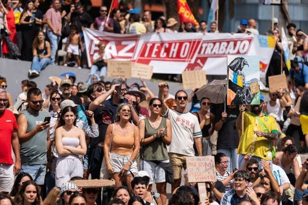 Thousands March for Housing Rights in Gran Canaria LAS PALMAS DE GRAN CANARIA, SPAIN OCTOBER 3, 2026: Thousands of people marched through Las Palmas de Gran Canaria to demand measures addressing the housing crisis, following several days of protest and a camp in Plaza de la Feria. The demonstration set off from the square toward the regional government headquarters, with protesters calling for affordable housing, rent regulation and greater public housing provision. The mobilization took place a day after Spain™s Congress rejected two government decrees containing housing measures. Las Palmas de Gran Canaria Las Palmas Spain Copyright: x xAlexxBashax xJNAxPressx