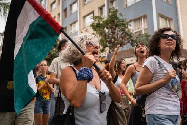 Thousands March for Housing Rights in Gran Canaria LAS PALMAS DE GRAN CANARIA, SPAIN OCTOBER 3, 2026: Thousands of people marched through Las Palmas de Gran Canaria to demand measures addressing the housing crisis, following several days of protest and a camp in Plaza de la Feria. The demonstration set off from the square toward the regional government headquarters, with protesters calling for affordable housing, rent regulation and greater public housing provision. The mobilization took place a day after Spain™s Congress rejected two government decrees containing housing measures. Las Palmas de Gran Canaria Las Palmas Spain Copyright: x xAlexxBashax xJNAxPressx