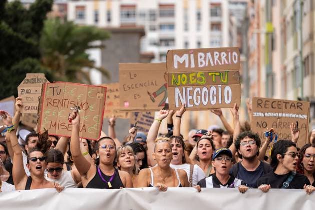 Thousands March for Housing Rights in Gran Canaria LAS PALMAS DE GRAN CANARIA, SPAIN OCTOBER 3, 2026: Thousands of people marched through Las Palmas de Gran Canaria to demand measures addressing the housing crisis, following several days of protest and a camp in Plaza de la Feria. The demonstration set off from the square toward the regional government headquarters, with protesters calling for affordable housing, rent regulation and greater public housing provision. The mobilization took place a day after Spain™s Congress rejected two government decrees containing housing measures. Las Palmas de Gran Canaria Las Palmas Spain Copyright: x xAlexxBashax xJNAxPressx