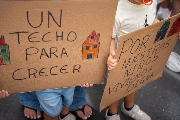 October 3, 2026, Las Palmas De Gran Canaria, Las Palmas, Spain: LAS PALMAS DE GRAN CANARIA, SPAIN Ã¢â‚¬ OCTOBER 3, 2026: Thousands of people marched through Las Palmas de Gran Canaria to demand measures addressing the housing crisis, following several days of protest and a camp in Plaza de la Feria. The demonstration set off from the square toward the regional government headquarters, with protesters calling for affordable housing, rent regulation and greater public housing provision. The mobilization took place a day after SpainÃ¢â‚¬â ¢s Congress rejected two government decrees containing housing measures. Las Palmas De Gran Canaria Spain - ZUMAq101 20261003_zna_q101_027 Copyright: xAlexxBashax