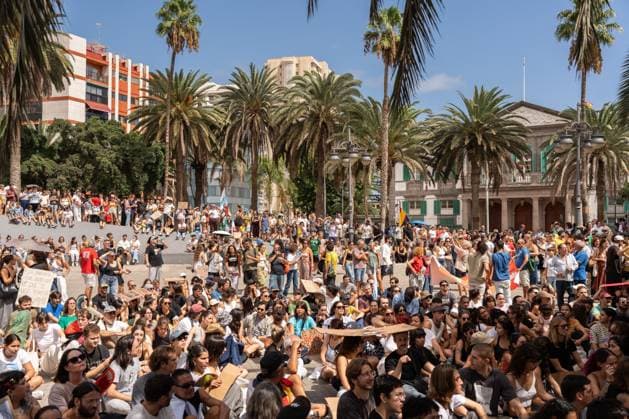 October 3, 2026, Las Palmas De Gran Canaria, Las Palmas, Spain: LAS PALMAS DE GRAN CANARIA, SPAIN Ã¢â‚¬ OCTOBER 3, 2026: Thousands of people marched through Las Palmas de Gran Canaria to demand measures addressing the housing crisis, following several days of protest and a camp in Plaza de la Feria. The demonstration set off from the square toward the regional government headquarters, with protesters calling for affordable housing, rent regulation and greater public housing provision. The mobilization took place a day after SpainÃ¢â‚¬â ¢s Congress rejected two government decrees containing housing measures. Las Palmas De Gran Canaria Spain - ZUMAq101 20261003_zna_q101_030 Copyright: xAlexxBashax
