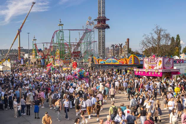 Wegen Überfüllung sperrte die Polizei mehrere Zugänge zum Wasen. Mit 80.000 Besuchern auf Volksfest und dem Landwirtschaftlichen Hauptfest LWH geriet das Volksfestgelände an seine kapazitätsgrenze, 03.10.2026, Stuttgart, Baden-Württemberg, Deutschland