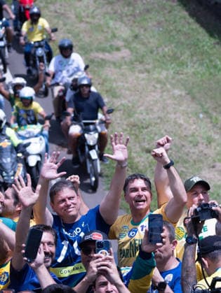 Flavio Bolsonaro and Tarcisio de Freitas attend campaign motorcycle rally in Sao Paulo Flavio Bolsonaro, candidate for President of Brazil, and Sao Paulo Governor Tarcisio de Freitas, candidate for reelection, participate in a campaign motorcycle rally between Santa Barbara d Oeste and Americana, Sao Paulo state, Brazil, on October 3, 2026, on the final day of campaigning for the first round of the 2026 Brazilian elections. The event was also attended by Senate candidates Andre do Prado and Guilherme Derrite. Copyright: xxVitorxBitencourtx