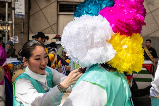 October 3, 2026, New York, New York, USA: A 2026 NYC Korean Parade participant has their outfit adjusted by a team member. New York USA - ZUMAh214 20261003_znp_h214_013 Copyright: xSDxHerzogx