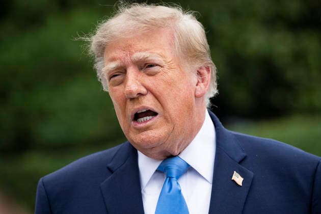 US President Donald J. Trump speaks to members of the media before boarding Marine One on the South Lawn of the White House in Washington, DC on October 3, 2026. President Trump visited his golf course in Virginia before a midterm campaign trip to Ohio later in the day.  WAX20261003876 GRAEMExSLOAN