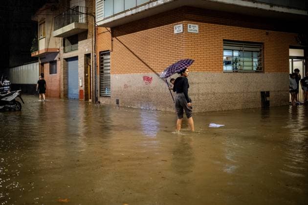 Rain in L Hospitalet de Llobregat, Barcelona: The streets and residents of the Bellvitge neighborhood in L Hospitalet de Llobregat, Barcelona, Catalonia, Spain during the rainy weekend along the Catalan coast and foothills in the early morning of October 4, 2026. Lorena Sopê, L Hospitalet de Llobregat, L Hospitalet de Llobregat, Spain  Copyright: xLorenaxSopÃªnax 7819162