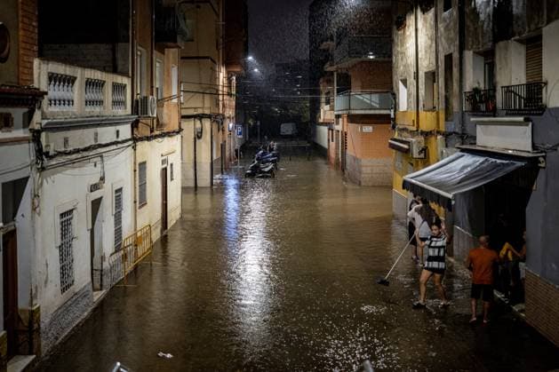Rain in L Hospitalet de Llobregat, Barcelona: The streets and residents of the Bellvitge neighborhood in L Hospitalet de Llobregat, Barcelona, Catalonia, Spain, during the rainy weekend along the Catalan coast and foothills in the early morning of October 4, 2026. Lorena Sopê, L Hospitalet de Llobregat, L Hospitalet de Llobregat, Spain  Copyright: xLorenaxSopÃªnax 7819163