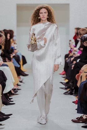 (261004) -- PARIS, Oct. 4, 2026 -- A model presents a creation from the Womenswear Spring Summer 2027 collections by Celine during the Paris Fashion Week in Paris, France, Oct. 3, 2026. (MeetEurope Handout via Xinhua) FRANCE-PARIS-FASHION WEEK-CELINE XinxHuashefa 
