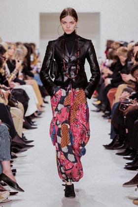 (261004) -- PARIS, Oct. 4, 2026 -- A model presents a creation from the Womenswear Spring Summer 2027 collections by Celine during the Paris Fashion Week in Paris, France, Oct. 3, 2026. (MeetEurope Handout via Xinhua) FRANCE-PARIS-FASHION WEEK-CELINE XinxHuashefa 