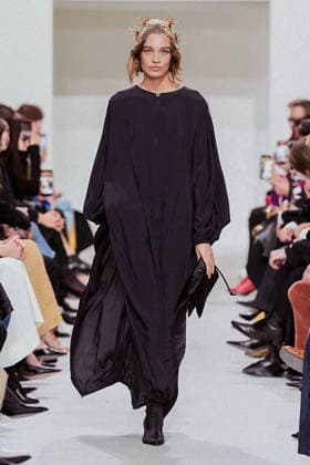 (261004) -- PARIS, Oct. 4, 2026 -- A model presents a creation from the Womenswear Spring Summer 2027 collections by Celine during the Paris Fashion Week in Paris, France, Oct. 3, 2026. (MeetEurope Handout via Xinhua) FRANCE-PARIS-FASHION WEEK-CELINE XinxHuashefa 