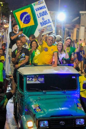 MACEIo, AL - 03.10.2026: CARREATA ALFREDO GASPAR EM MACEIo - Vice-presidential candidate Alfredo Gaspar (PL), after touring the northeast in this last week of campaigning, concluded on Saturday night (3) a large motorcade in Maceio, starting from Benedito Bentes, passing along the coast of the Alagoas capital to the historic neighborhood of Jaragua, accompanied by Senate candidate Arthur Lira (PP) and candidates State Deputy Cabo Bebeto (PL) and Federal Deputy Fabio Costa, a large number of supporters were present in this motorcade x3024540x  GUIDOxJR.